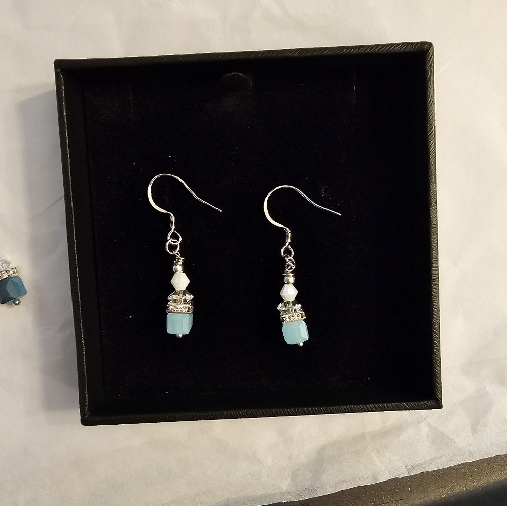 ✨️ 5 For $20✨️ Turquoise beaded drop earrings